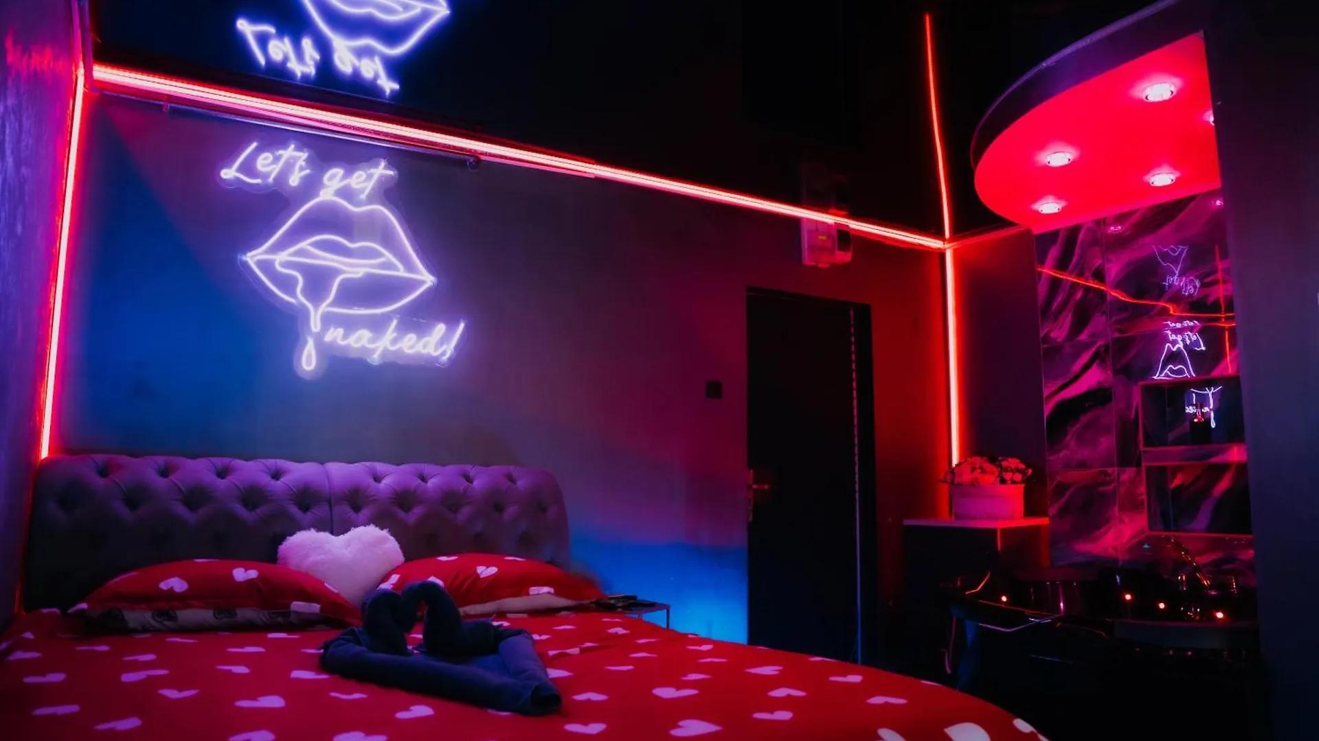 Jacuzzl & Love Bucharest Apartment